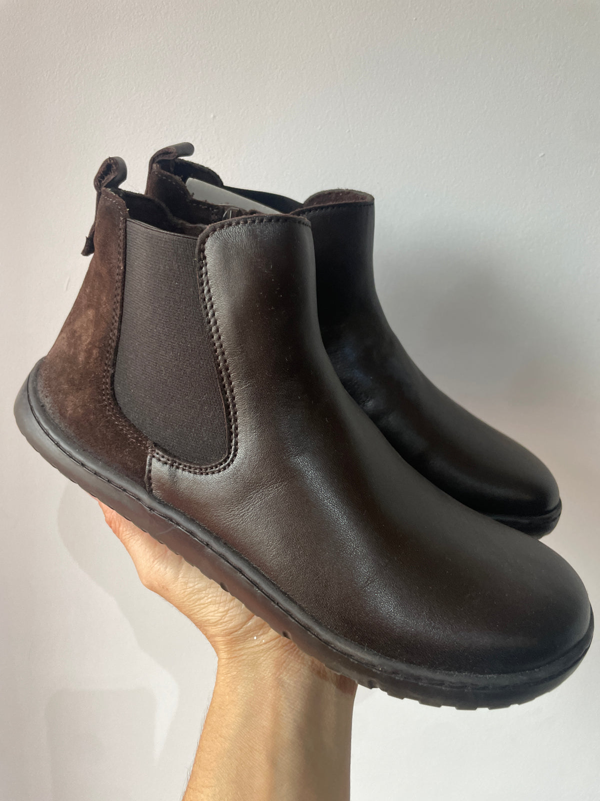 Vivant - Botín Chelsea Barefoot Serraje Marrón Oscuro