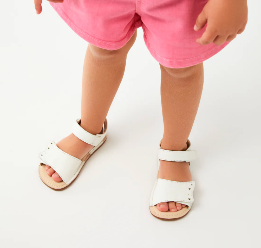 Conguitos - Sandalias Piel blanca corazones