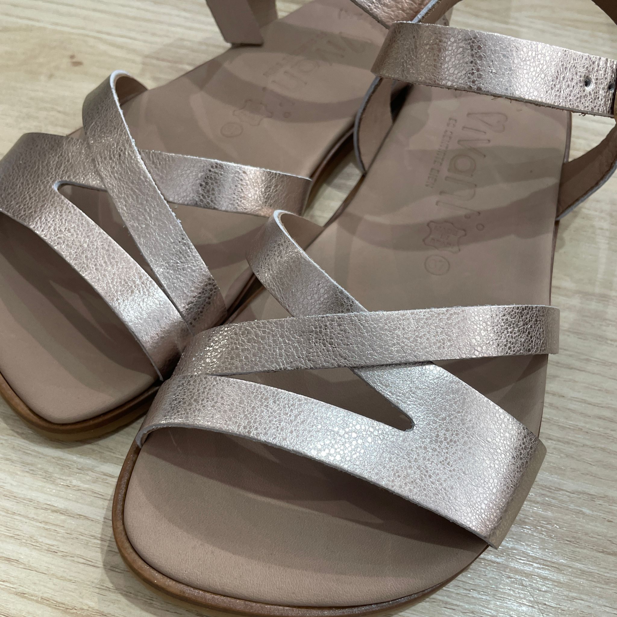 Sandalia barefoot Vivant Zenda platino