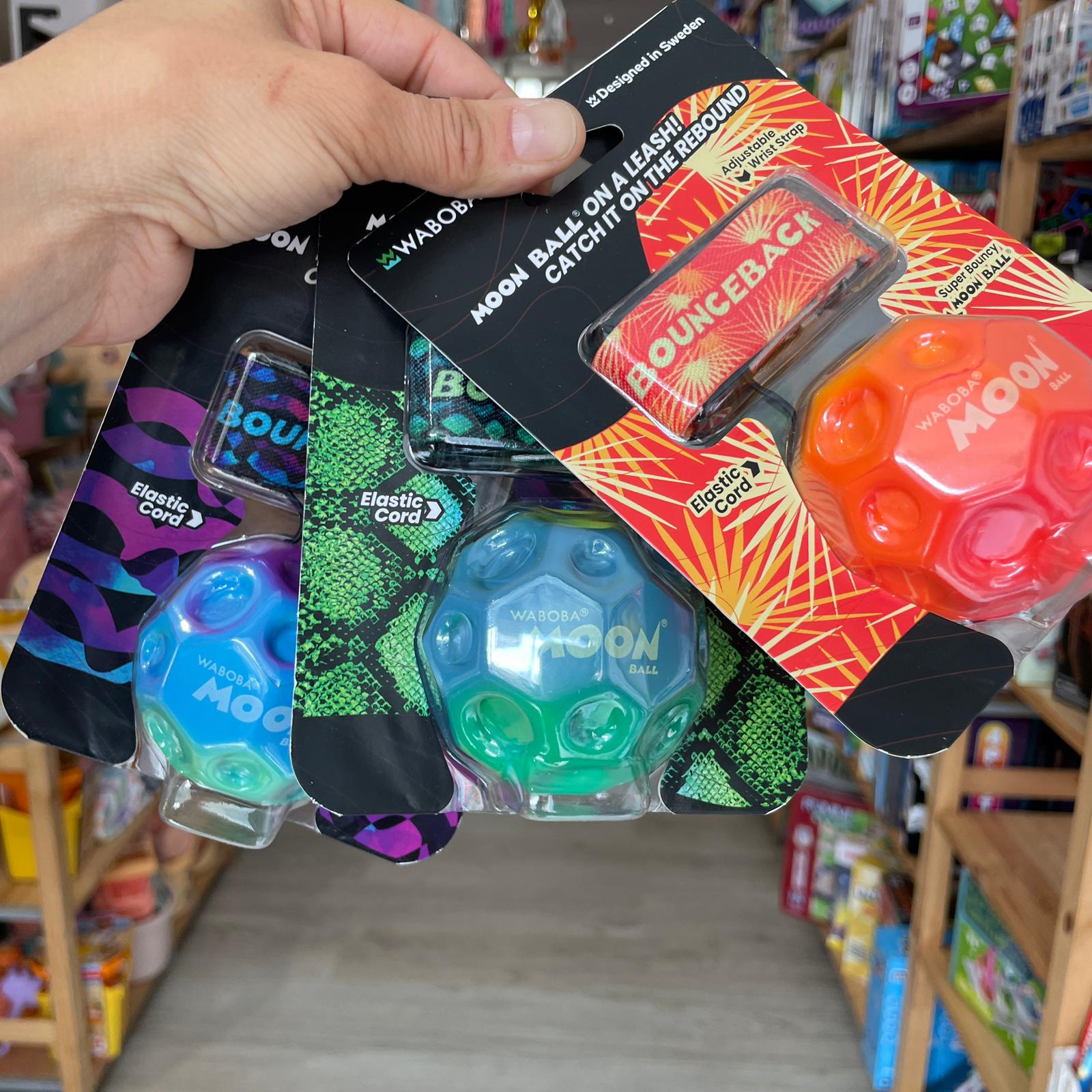 Waboba - Pelota con cuerda elástica para muñeca