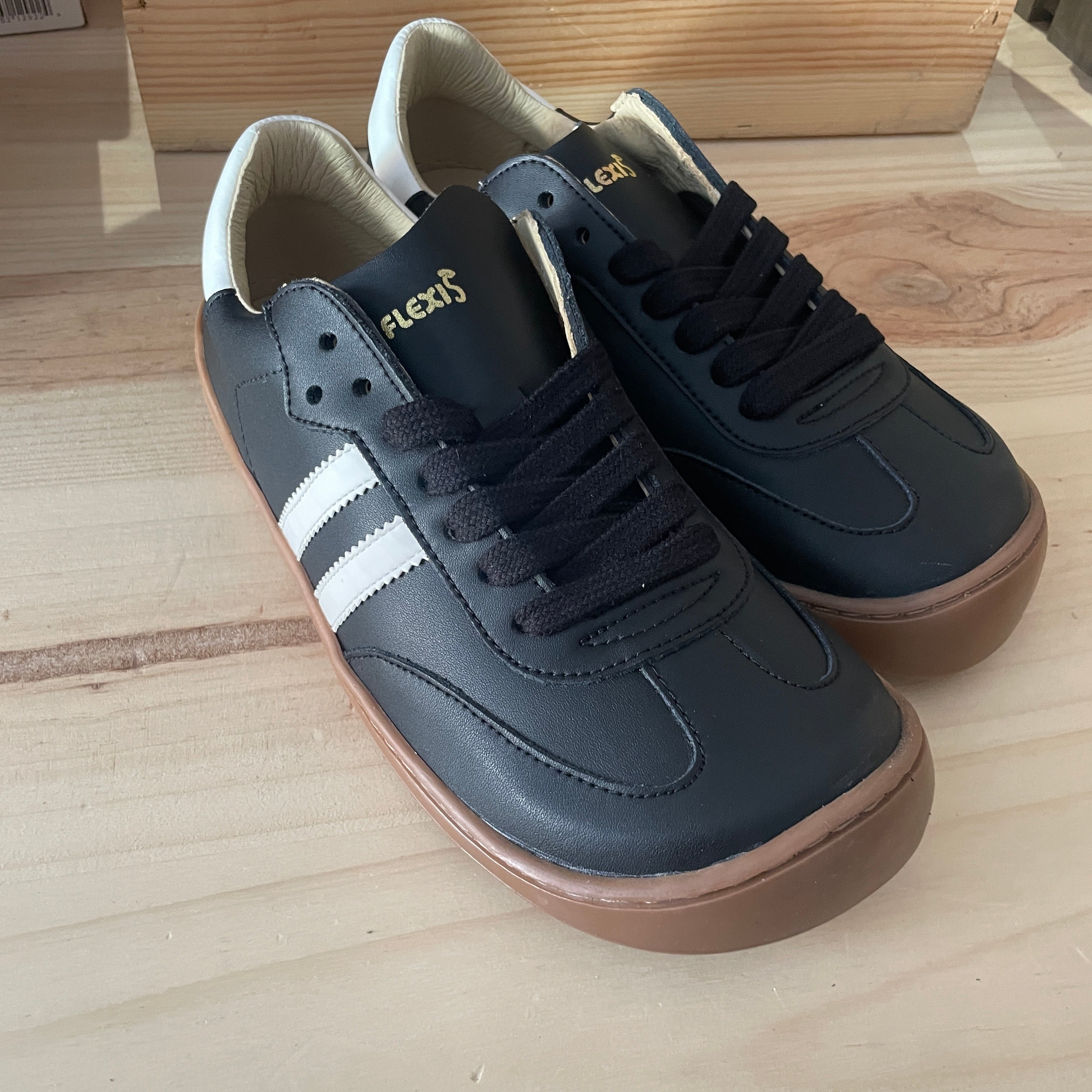 Deportiva adulto Flexinens Negro&Blanco