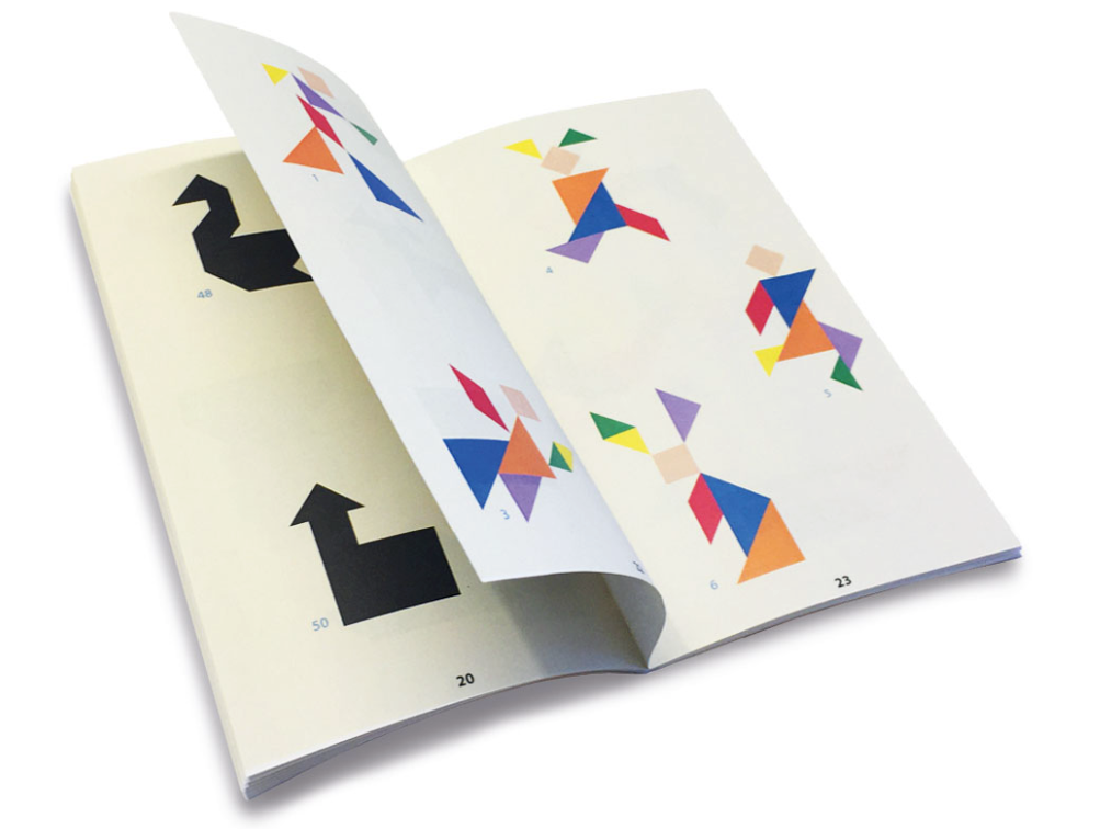 Tangram de madera en caja de metal